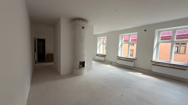 Renoverad lägenhet med kakelugn och nya ytskikt